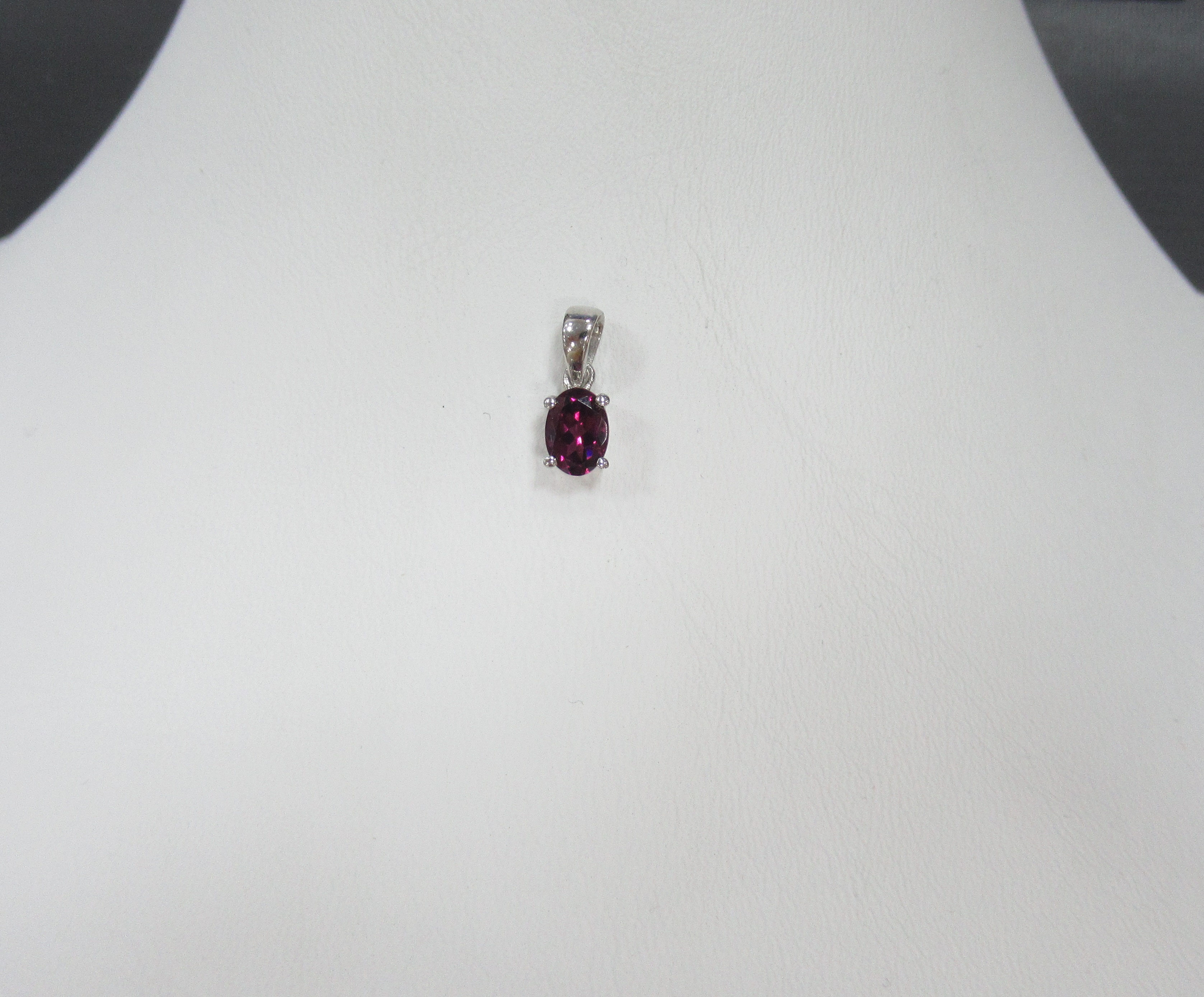 Серебряная подвеска с гранатом Умбалит